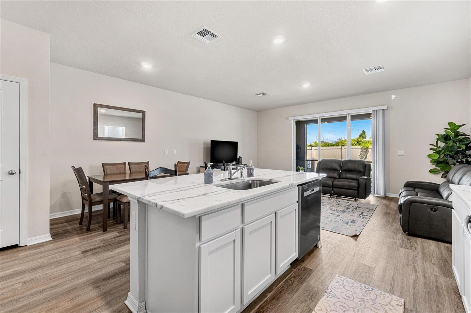 BAYSIDE POINTE - Residential