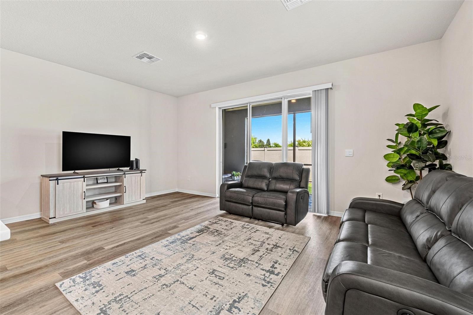 BAYSIDE POINTE - Residential