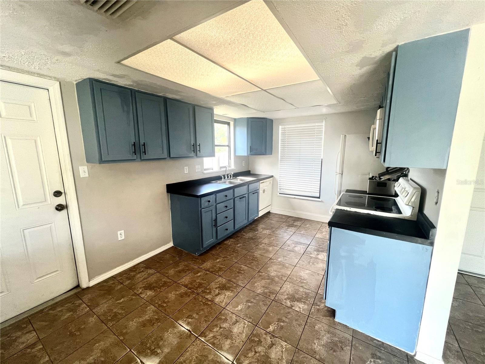 TEE & GREEN ESTATES - Residential Lease