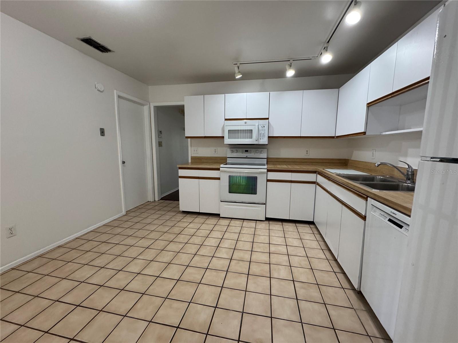 QUAIL HOLLOW AT RIO PINAR - Residential Lease