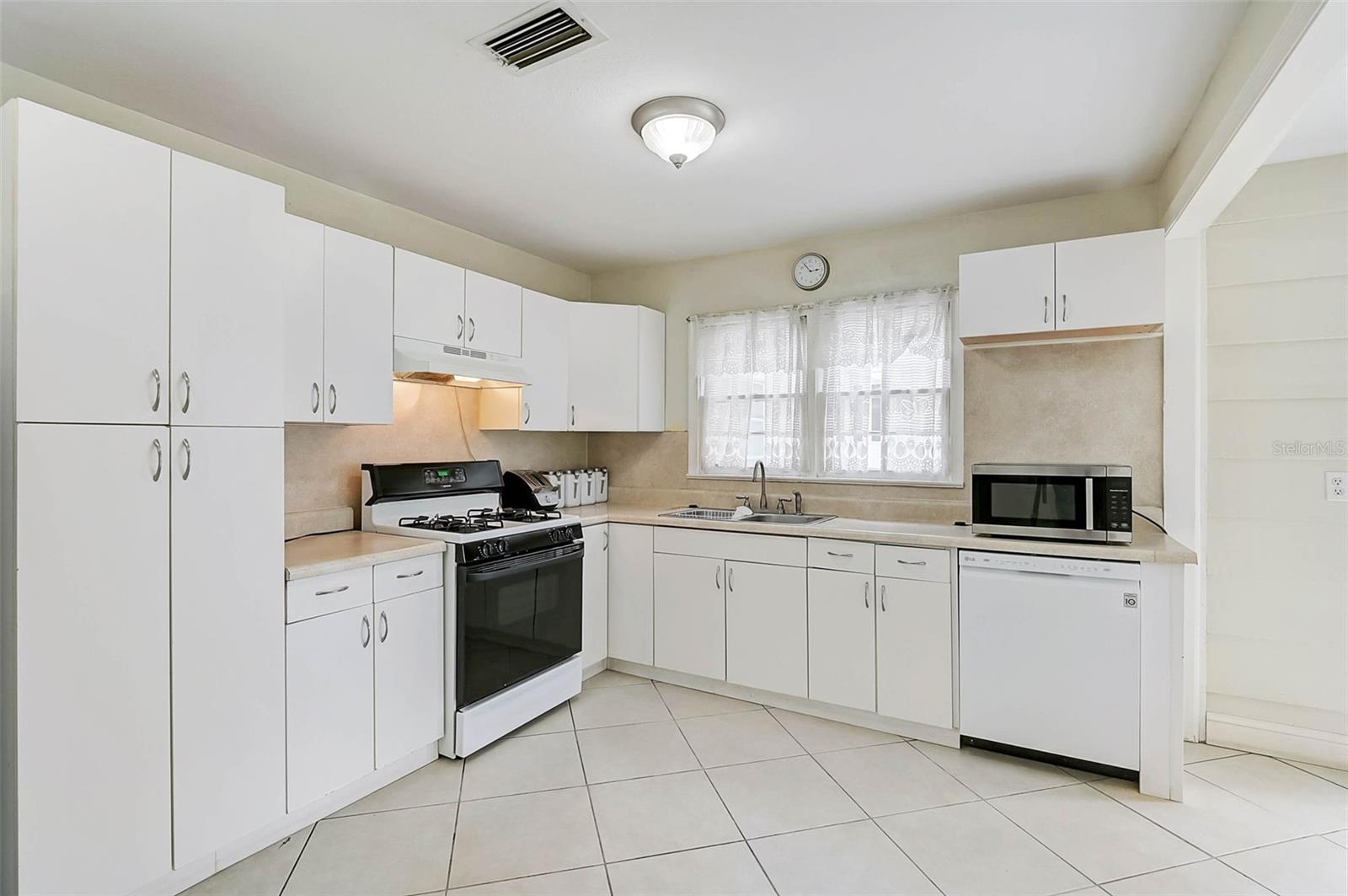 SARASOTA BAY PARK - Residential Lease