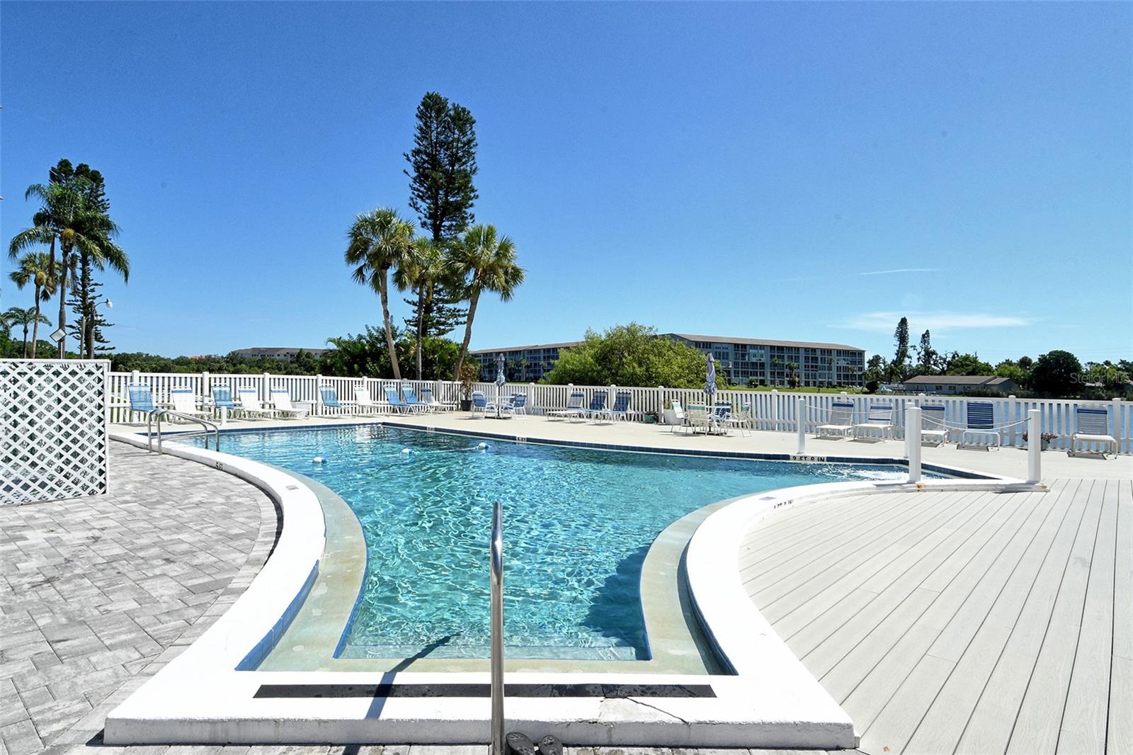 BAYSHORE ON THE LAKE APTS SEC 1 - Residential