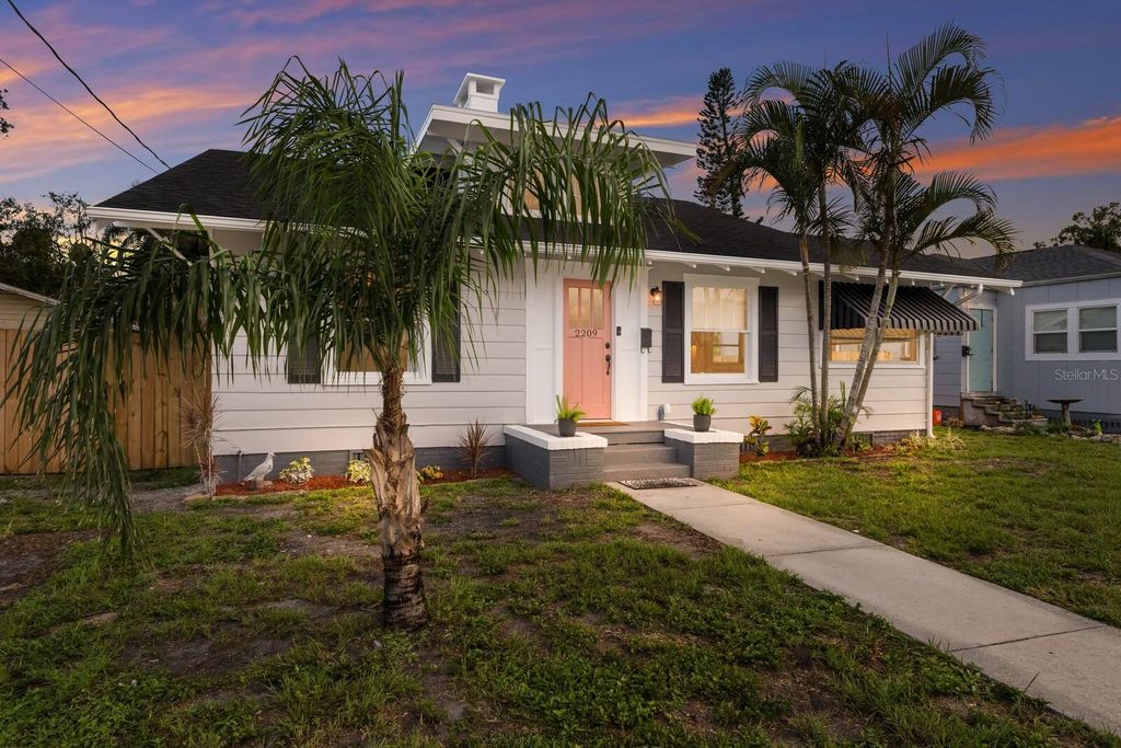 Photo of 2209 6th Avenue W, Bradenton, FL 34205 (MLS # A4659679)