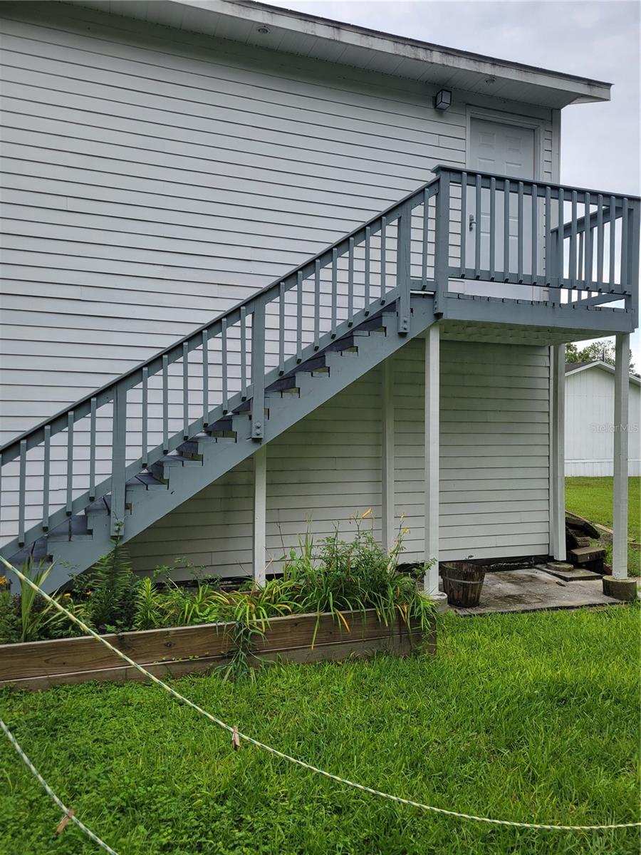 Downtown Alachua Studio/ Efficiency Apartment! Quaint move-in condition quiet upstairs unit in park like setting! 2 beds lovely kitchen stove/ range, refrigerator, shower. Two paddle fans / light. Comes with use of a beautiful gazebo for sitting and dining, fire pit and additional use of covered porch for dining / relaxing too! Directly on Main Street with gorgeous views! One & half block walk to Conestoga's restaurant, shops, and shopping galore! This fun unique living opportunity. Year lease, terms, & reasonable security deposit of $1,000 plus one month rent.
Available 10/01/2023