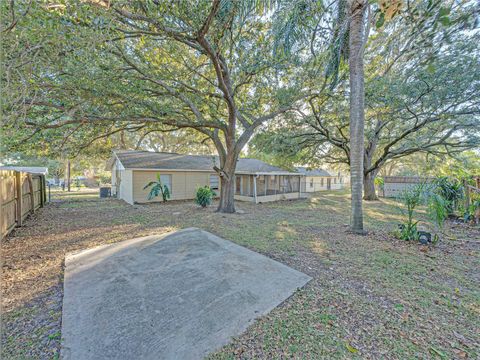 A home in AUBURNDALE