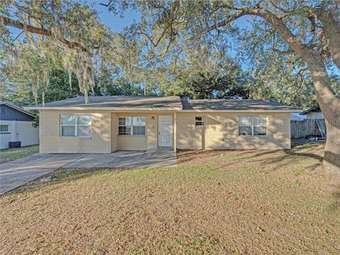 A home in AUBURNDALE