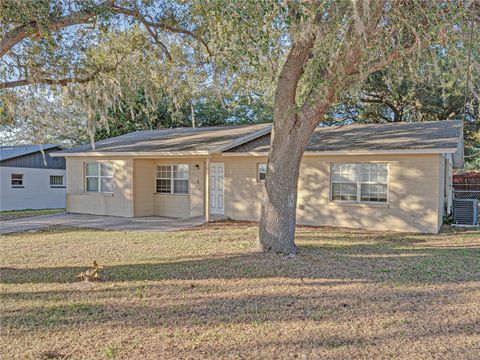 A home in AUBURNDALE