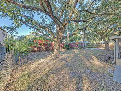 A home in AUBURNDALE