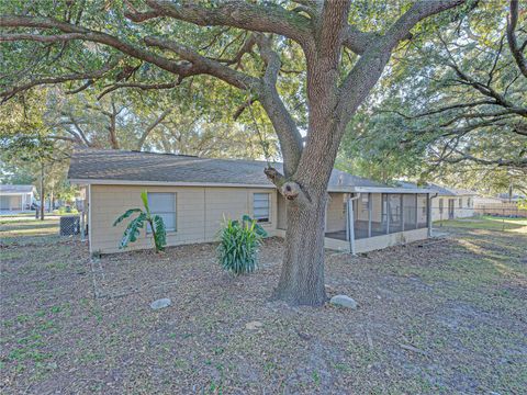 A home in AUBURNDALE