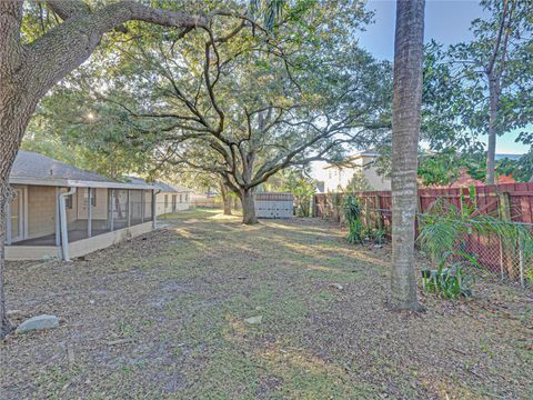 A home in AUBURNDALE