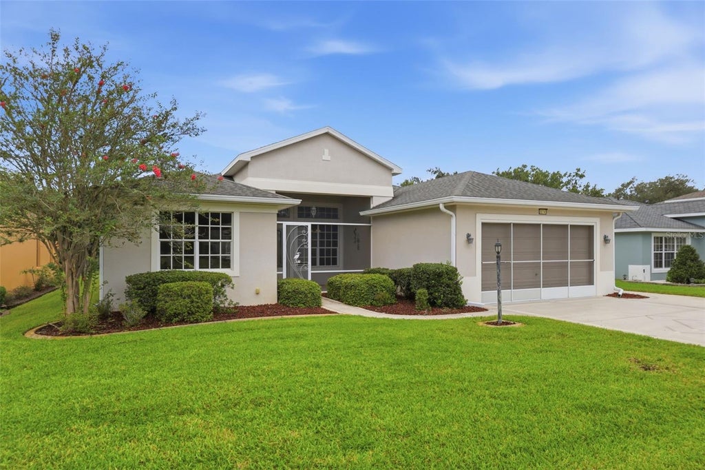 Photo of 20743 Queen Alexandra Drive, Leesburg, FL 34748 (MLS # G5117307)