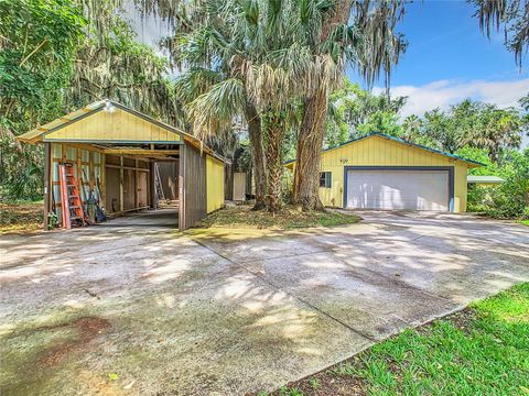 A home in LAKE WALES