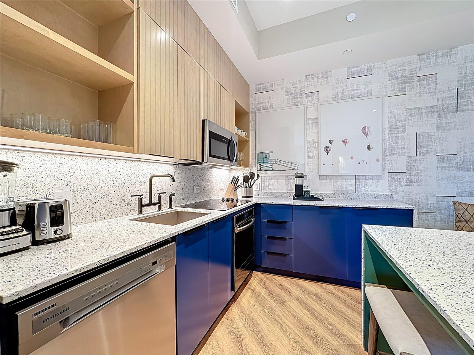 SUNSET WALK HOTEL CONDO PH 1 - Residential