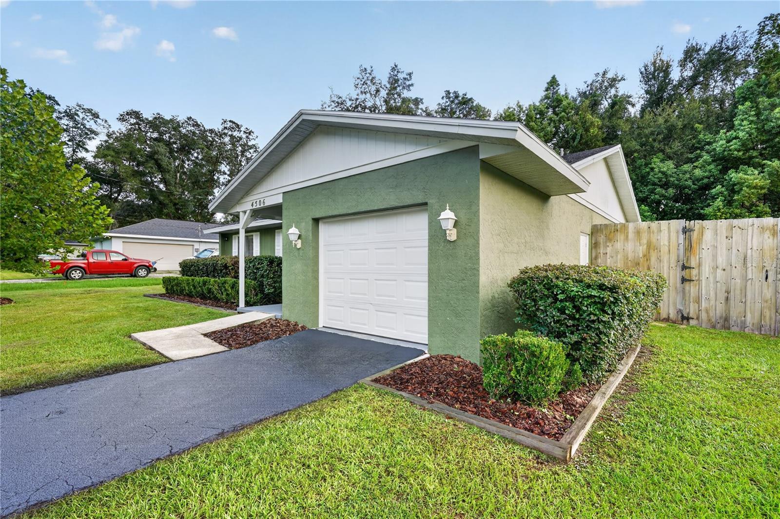 4506 NE 8TH PLACE