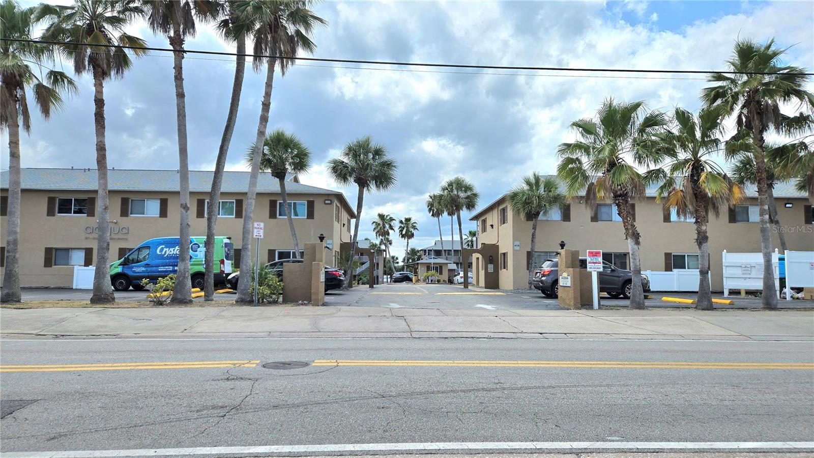 Live in a prime location just minutes from the ocean!
Beautiful fully furnished 2-bedroom, 2-bathroom condo for rent, located just 3 minutes from Daytona Beach. This property features:
• Breathtaking panoramic views
• Spacious living room, dining area, and fully equipped kitchen
• Master bedroom with private bathroom
• Conveniently located:
o 10 minutes from Volusia Mall
o 12 minutes from the Daytona International Speedway
o 10 minutes from Embry-Riddle Aeronautical University
Ideal for those seeking comfort, convenience, and fun in a peaceful setting.
Includes water, internet, and up to $50 of the electric bill (tenant covers anything over).
Unfurnished option available – call for more details.
Don't miss out on this incredible opportunity!
?? Contact us today for more information or to schedule a showing.