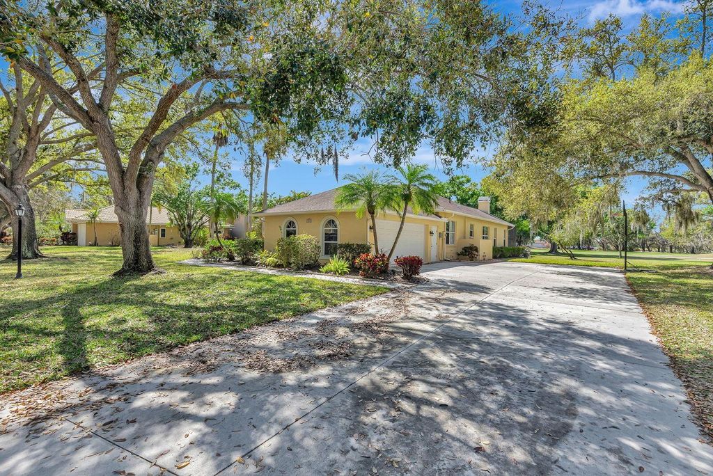 Photo of 7212 N Serenoa Drive, Sarasota, FL 34241 (MLS # O6398816)