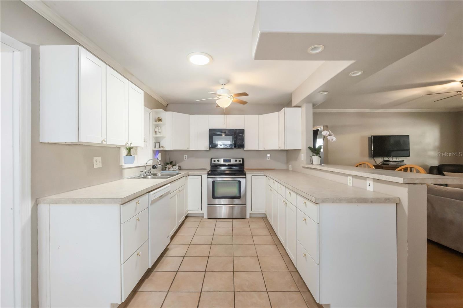 BEACH MANOR - Residential