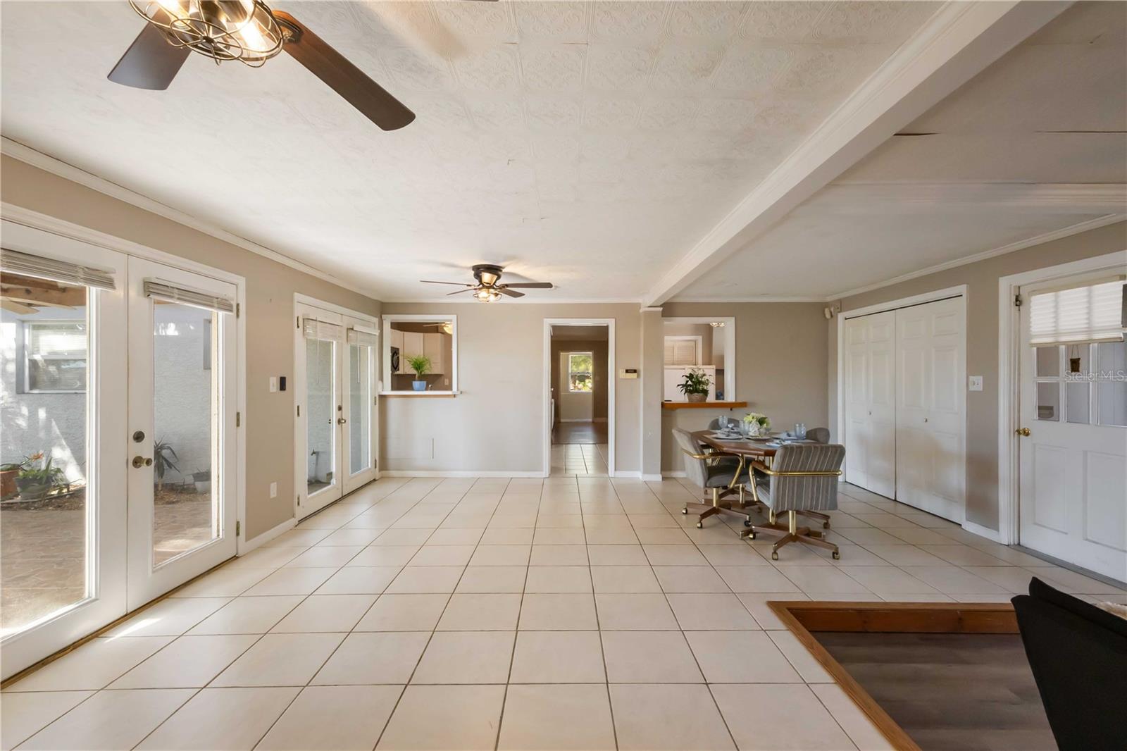 BEACH MANOR - Residential