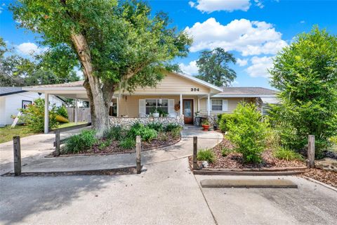 Photo of 304 N Iona Avenue, Fruitland Park, FL 34731 (MLS # G5100197)