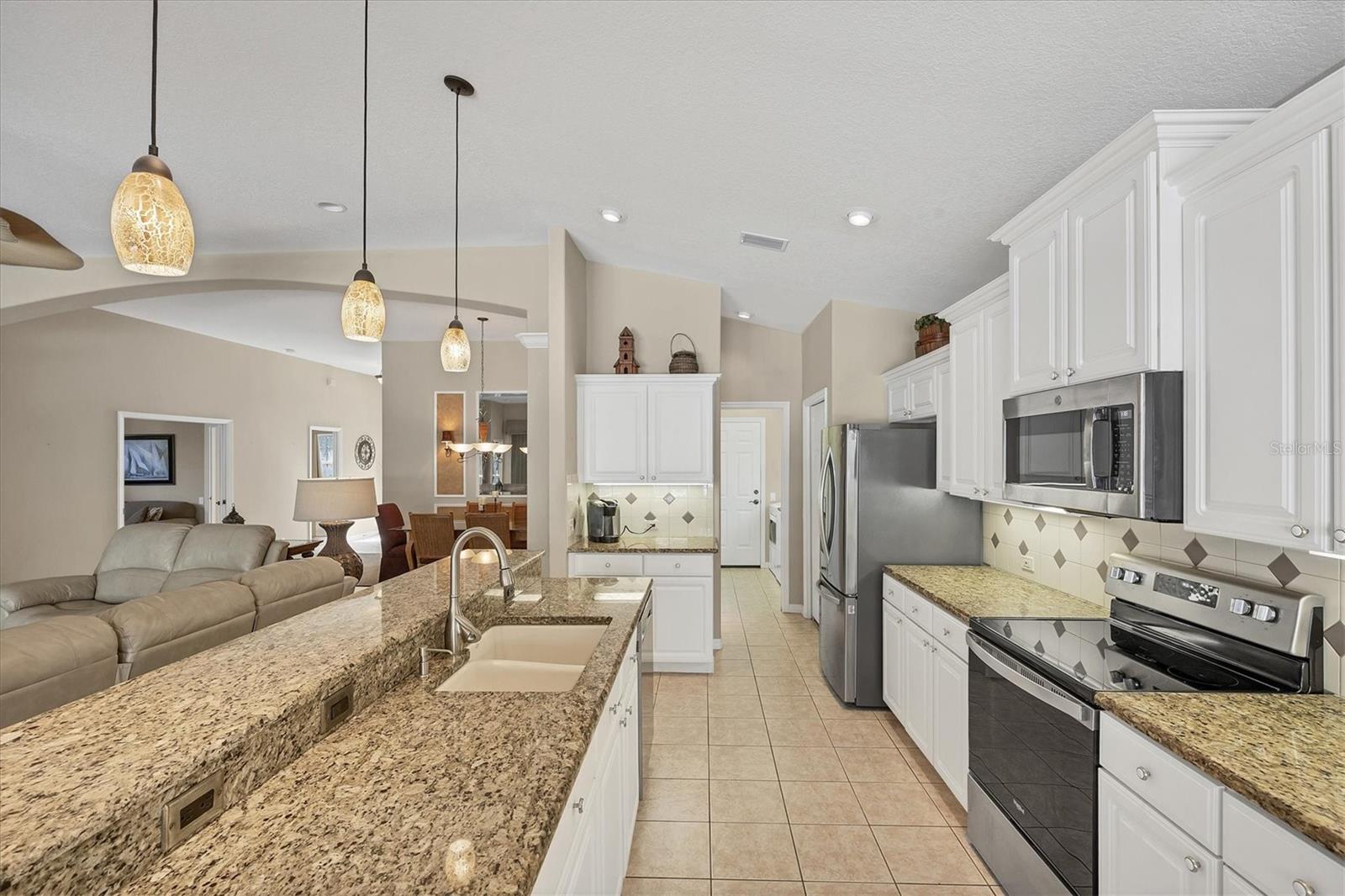 PELICAN POINTE GOLF & COUNTRY CLUB - Residential