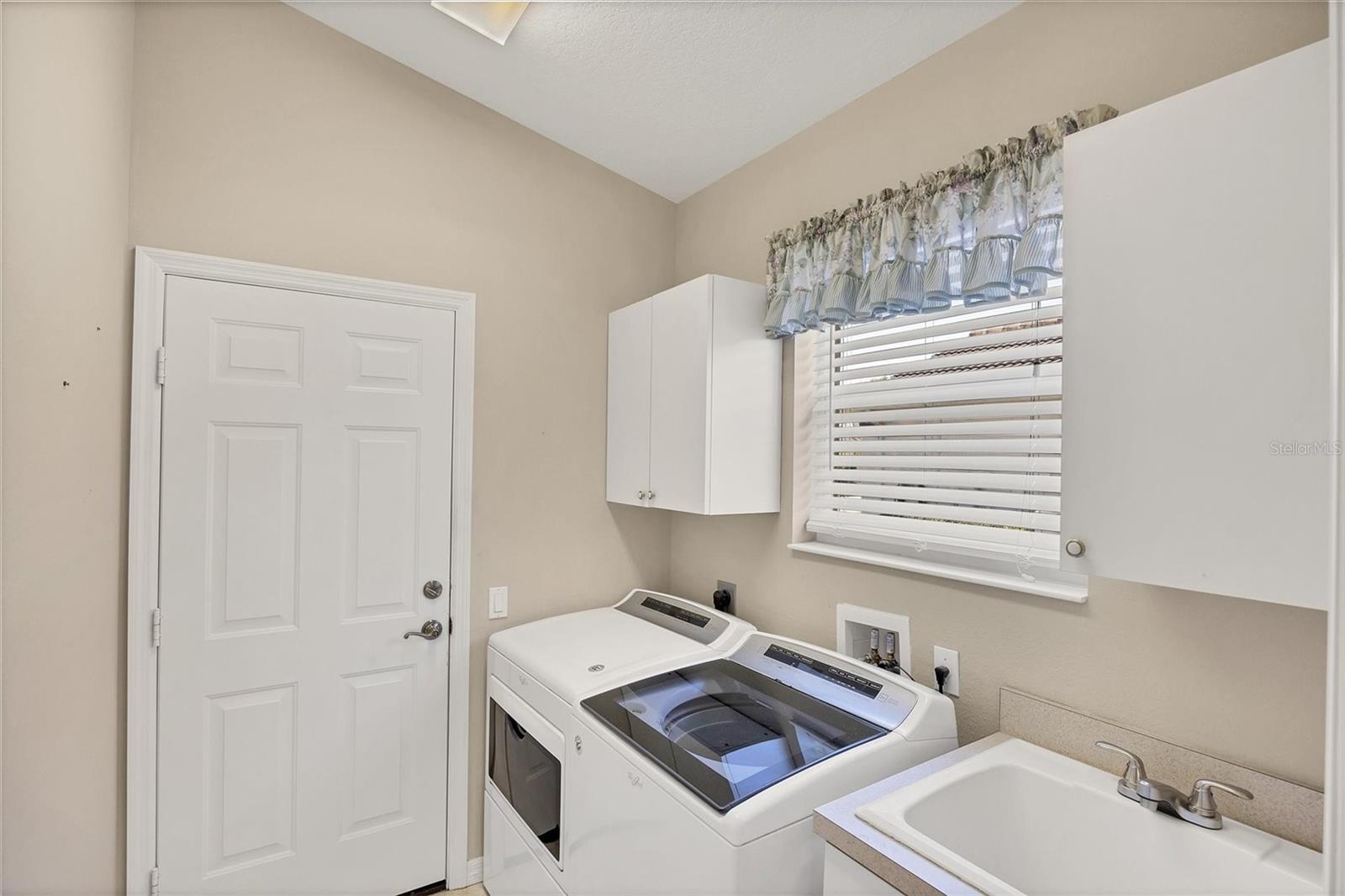 PELICAN POINTE GOLF & COUNTRY CLUB - Residential