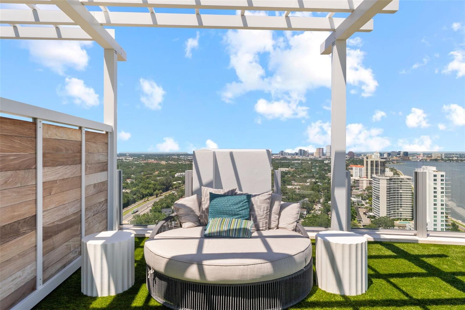 ALTURA BAYSHORE - Residential