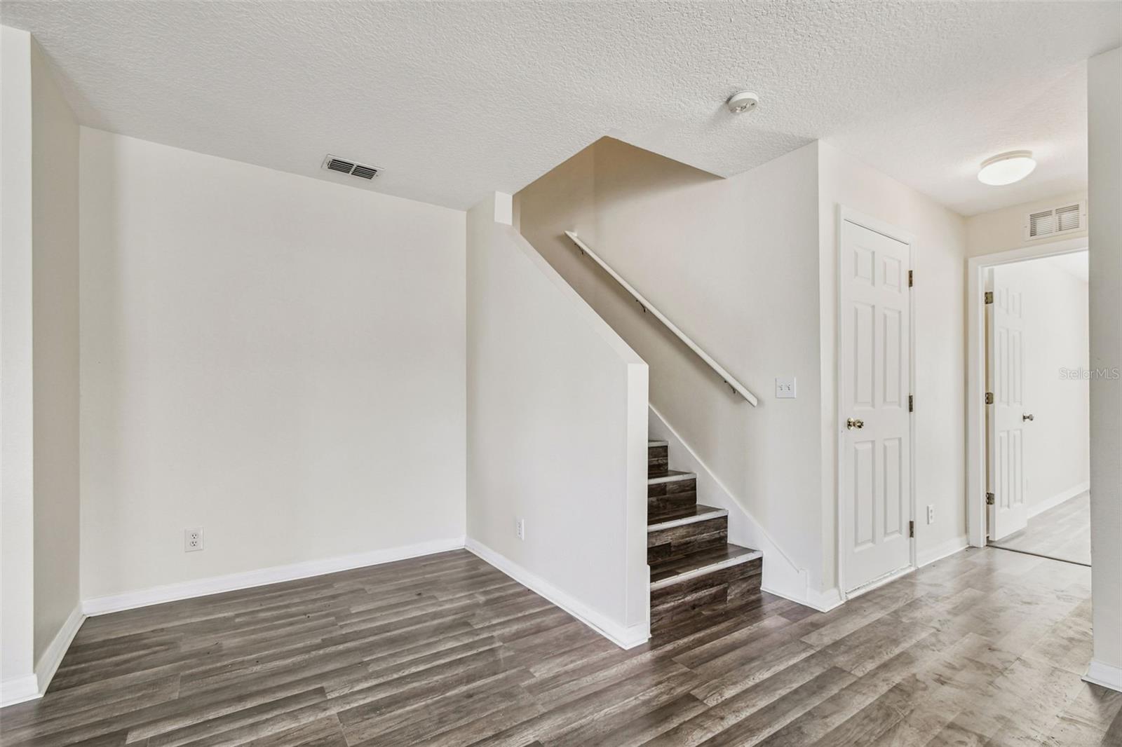 SUNSET POINTE TWNHMS - Residential