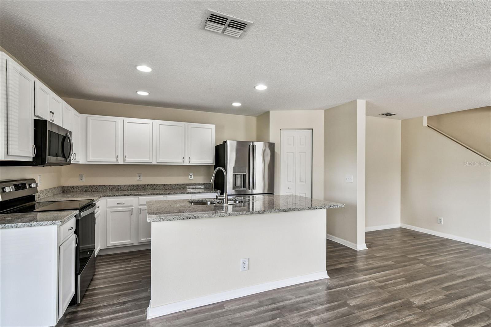 SUNSET POINTE TWNHMS - Residential