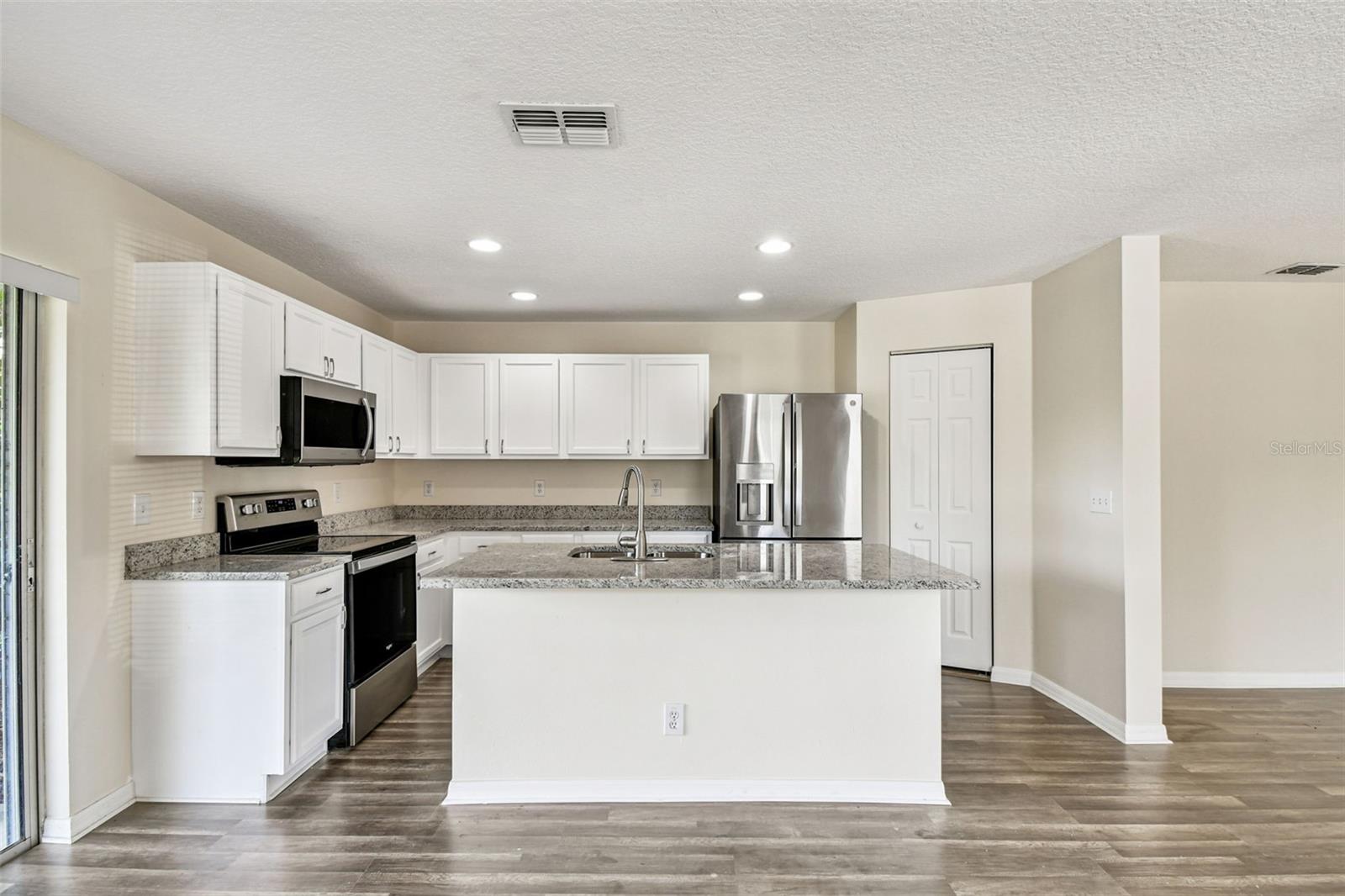 SUNSET POINTE TWNHMS - Residential