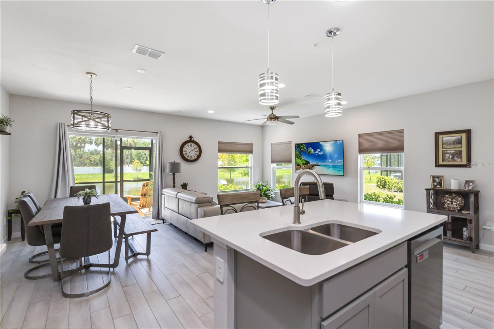 TOWNS AT LAKE MONROE COMMONS - Residential