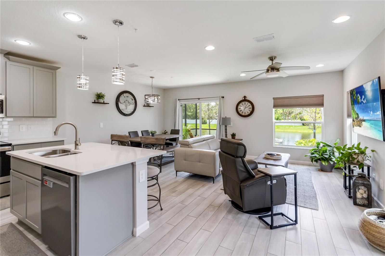 TOWNS AT LAKE MONROE COMMONS - Residential