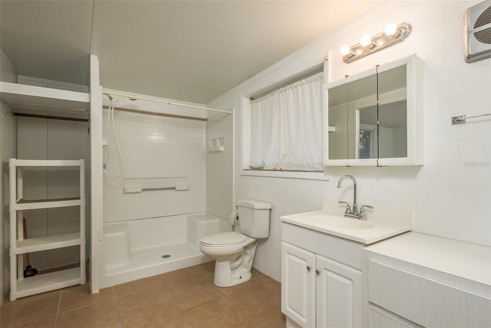 THE LAKES - Residential