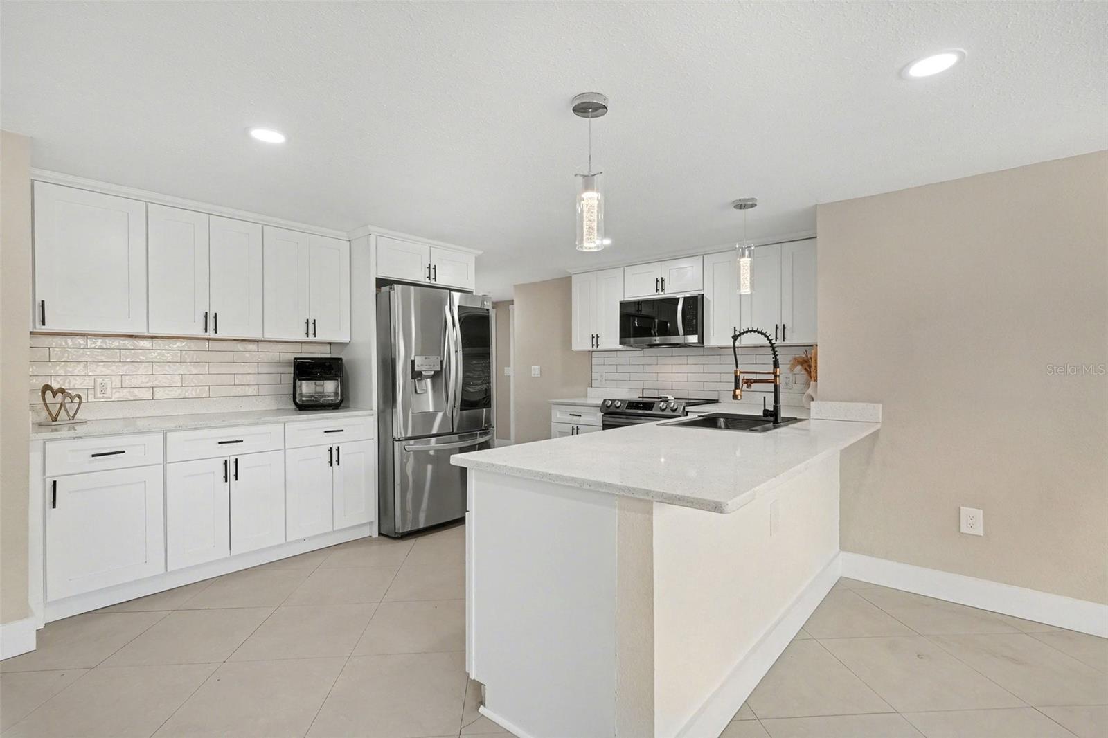 COLONIAL HILLS - Residential