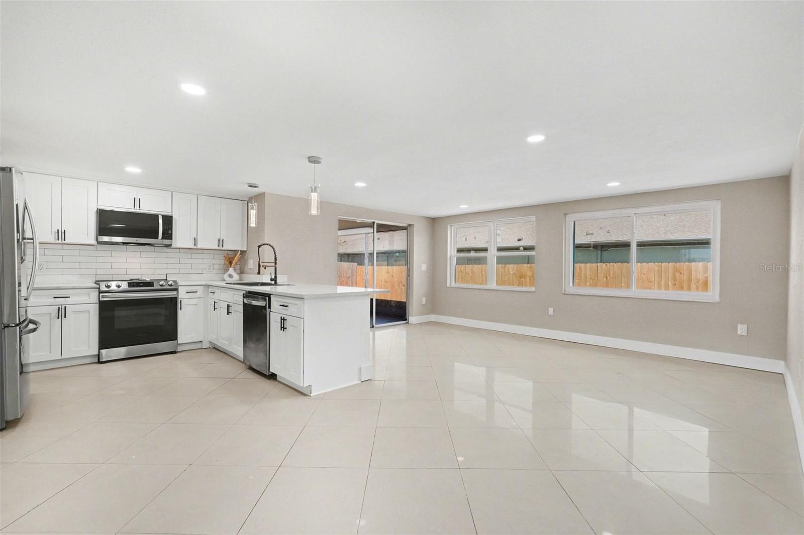 COLONIAL HILLS - Residential