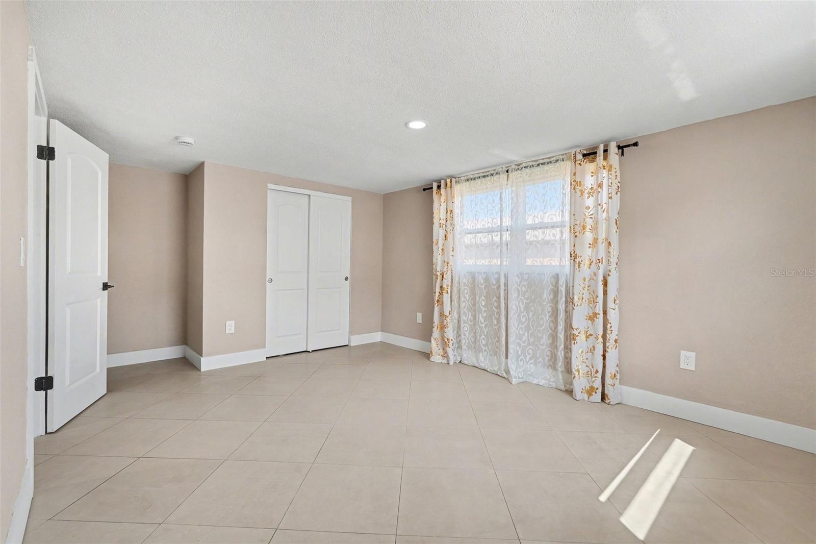 COLONIAL HILLS - Residential