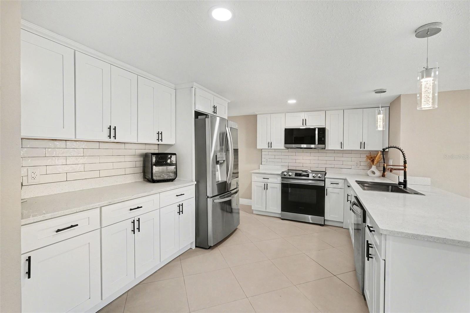 COLONIAL HILLS - Residential