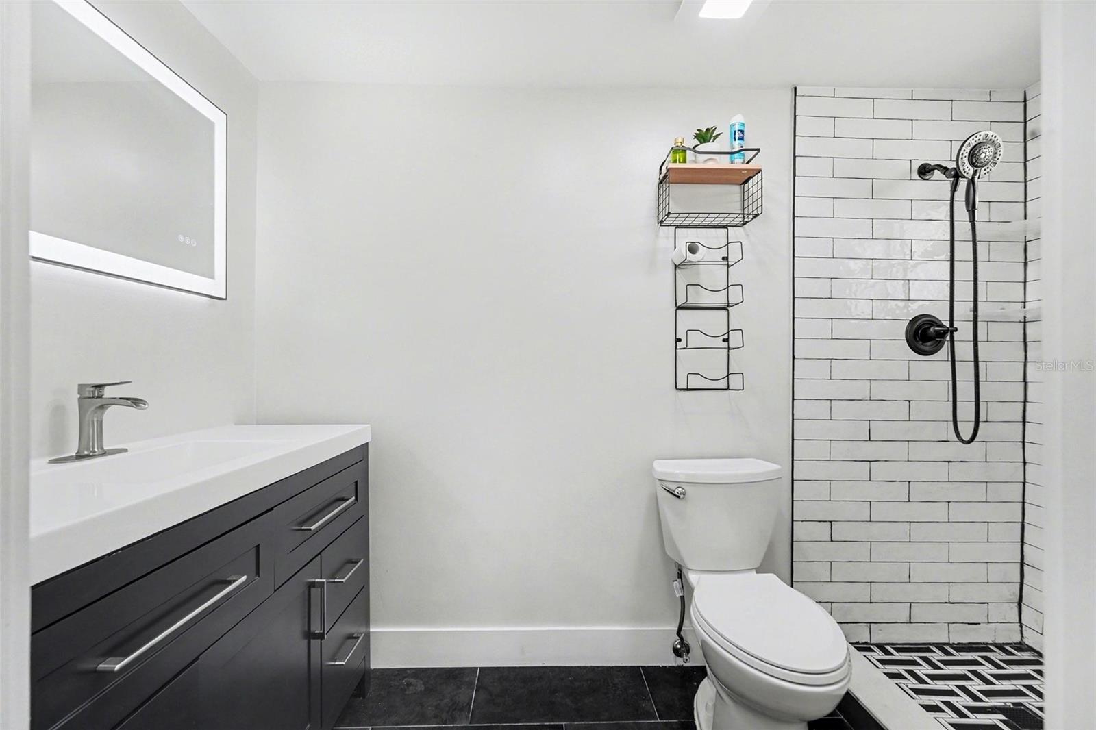 COLONIAL HILLS - Residential