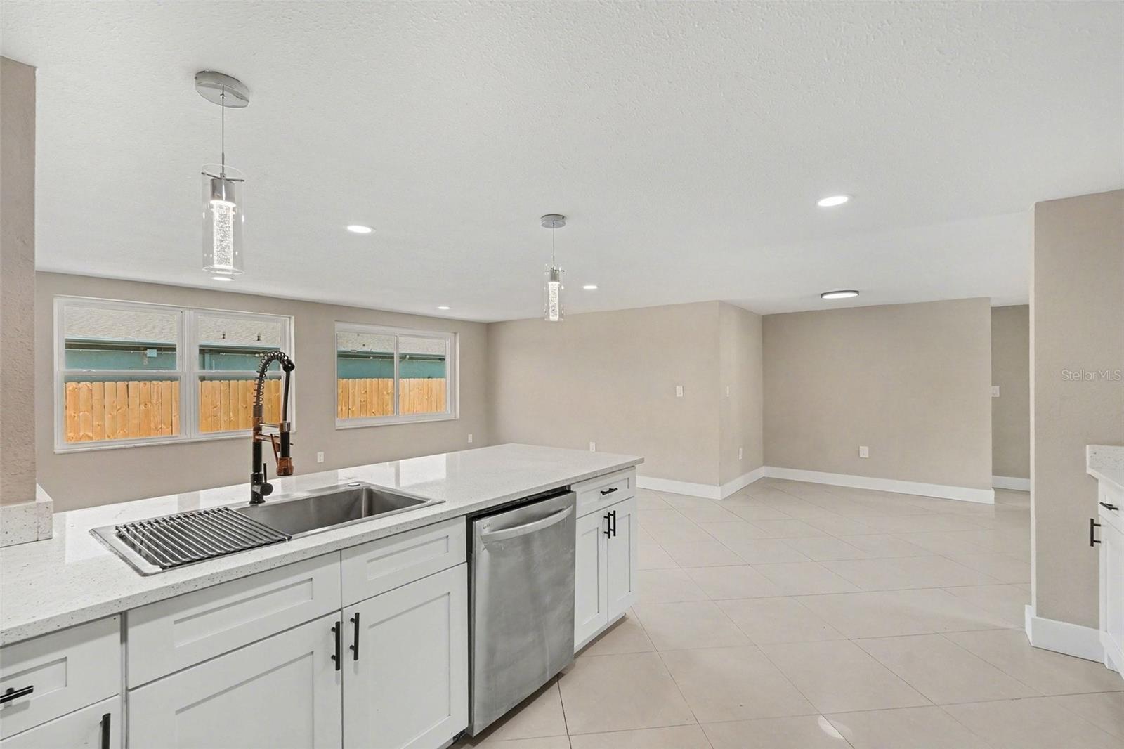 COLONIAL HILLS - Residential