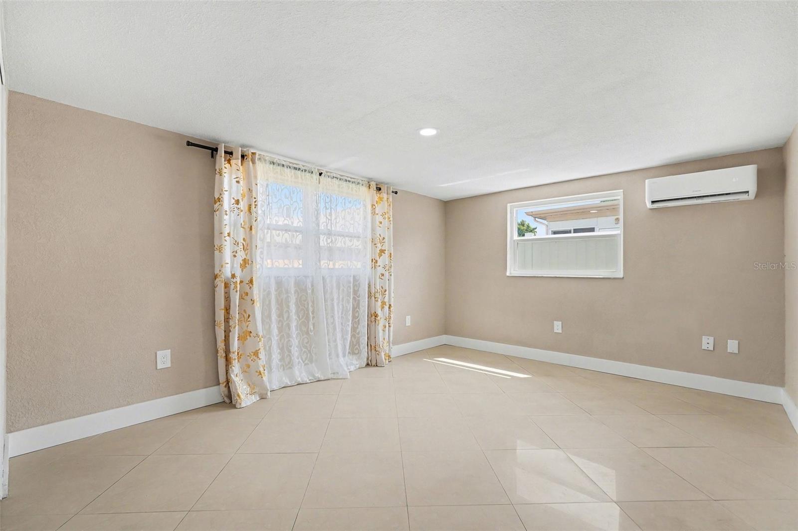 COLONIAL HILLS - Residential