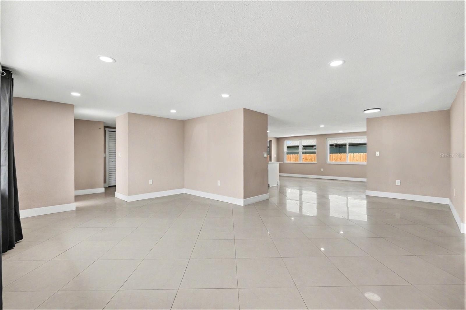 COLONIAL HILLS - Residential