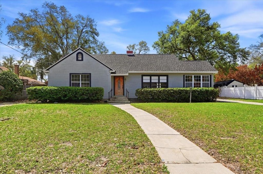 Photo of 624 Avenue A NE, Winter Haven, FL 33881 (MLS # L4960120)