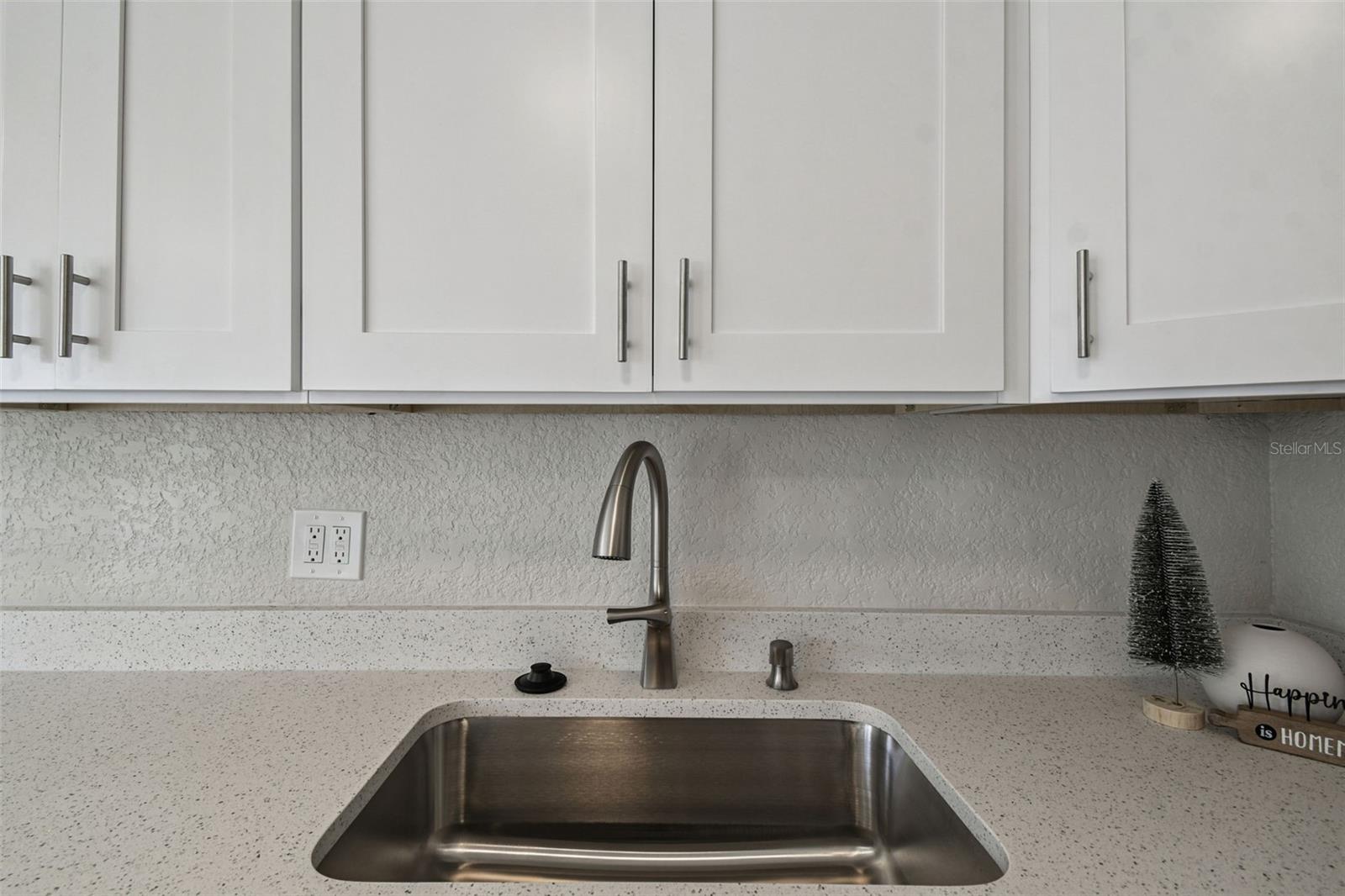 COLONIAL HILLS - Residential