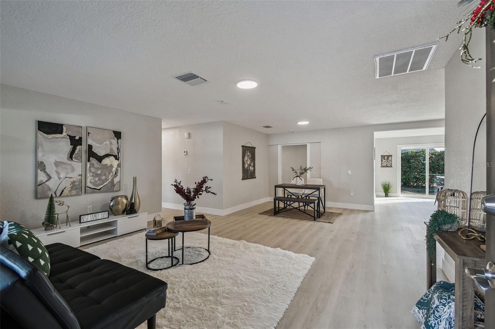 COLONIAL HILLS - Residential