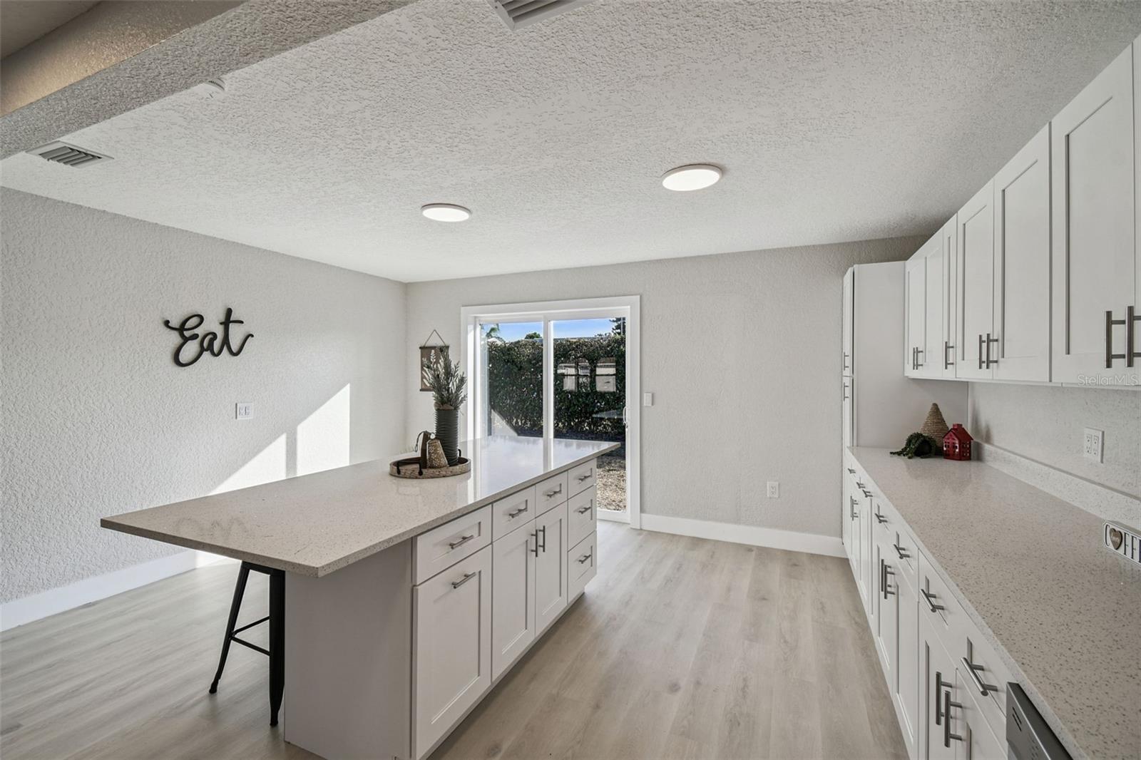 COLONIAL HILLS - Residential