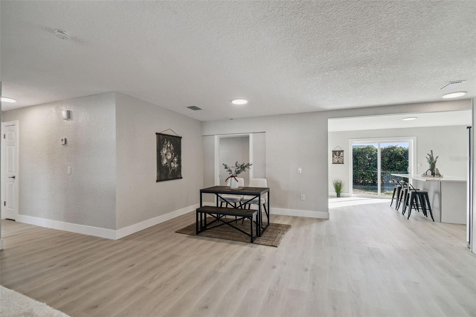 COLONIAL HILLS - Residential