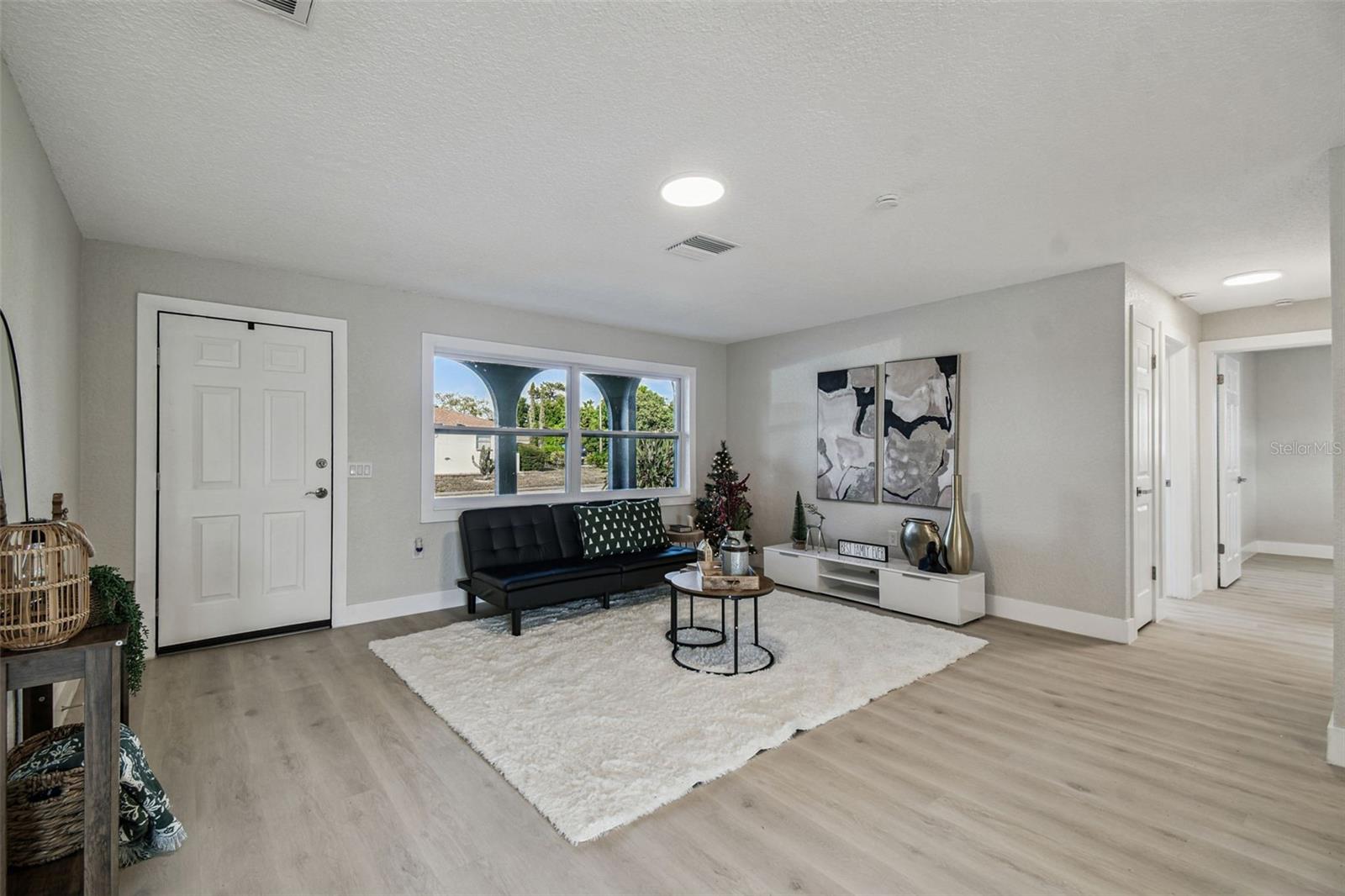 COLONIAL HILLS - Residential