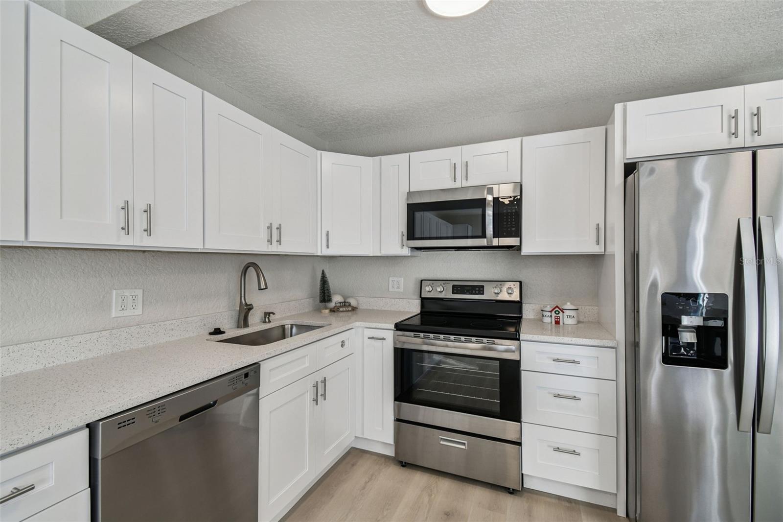 COLONIAL HILLS - Residential