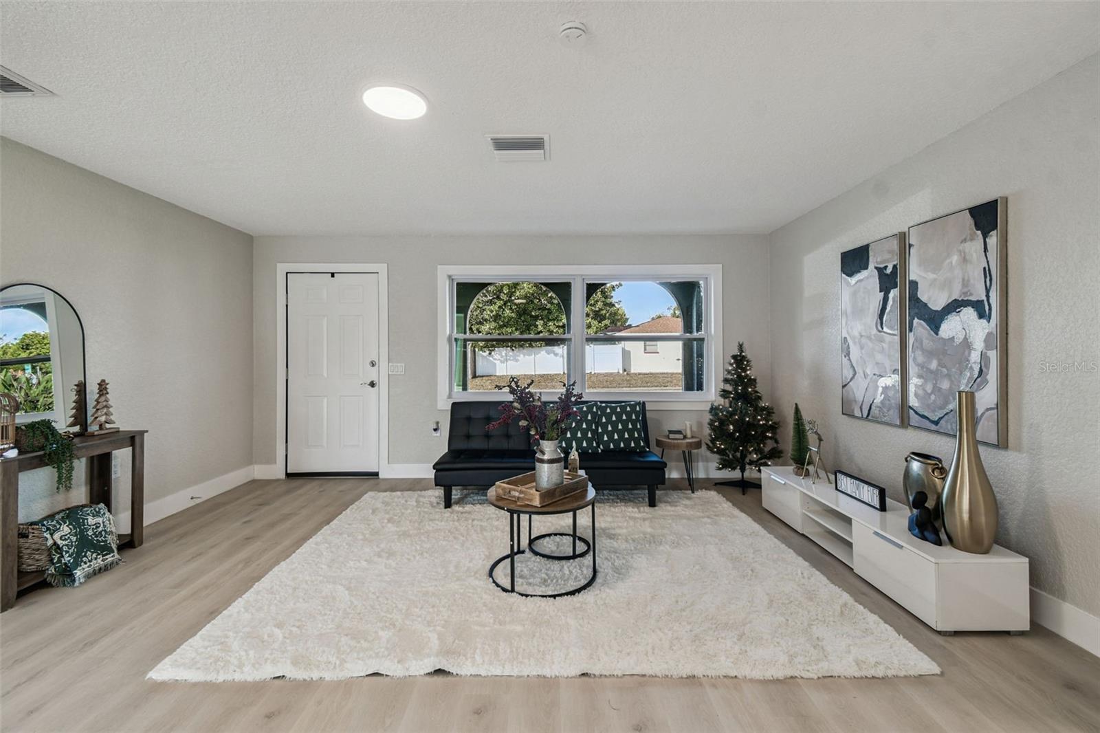 COLONIAL HILLS - Residential