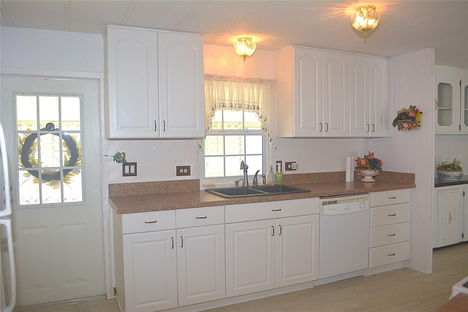 PALM LAKE ESTATES - Residential