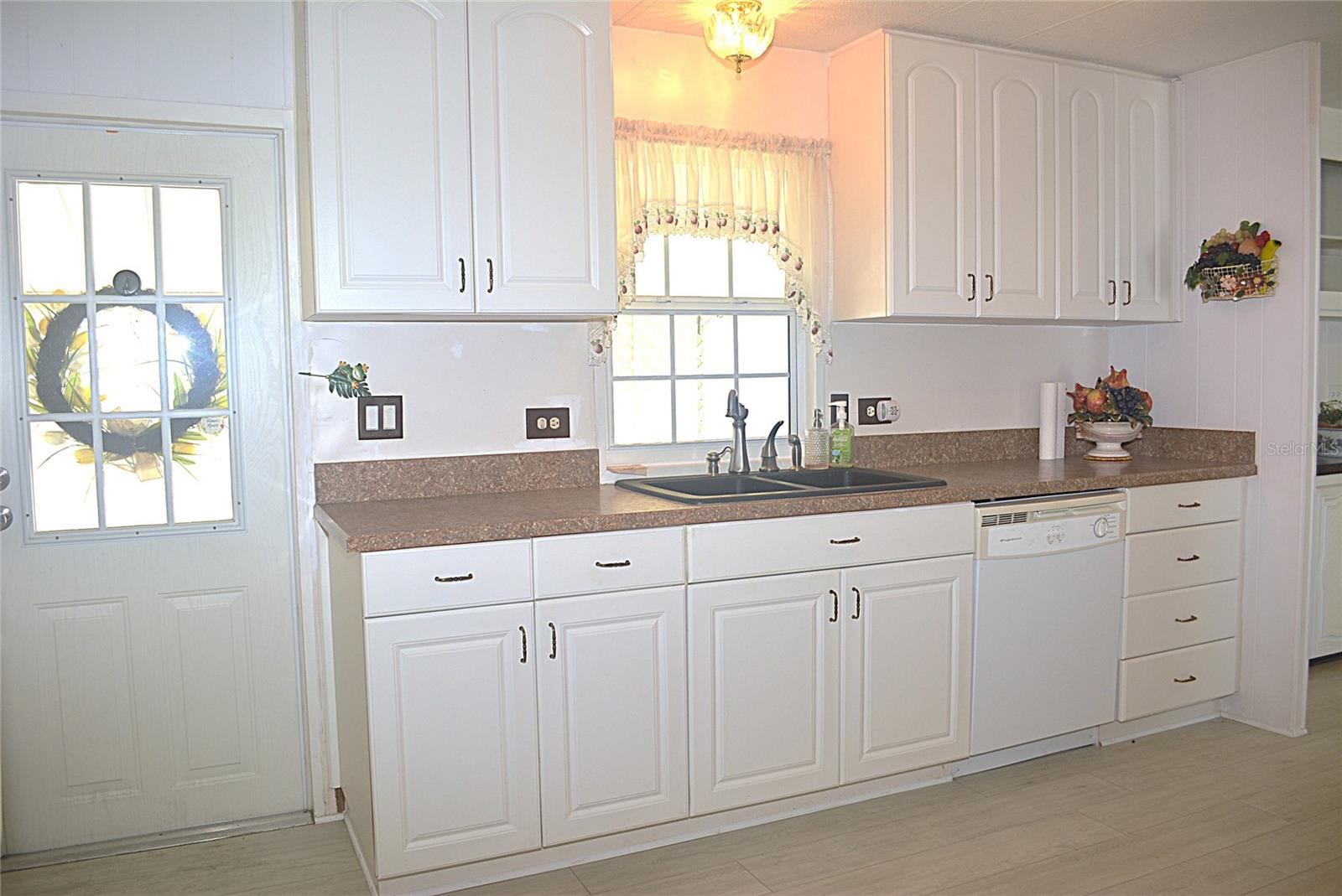 PALM LAKE ESTATES - Residential